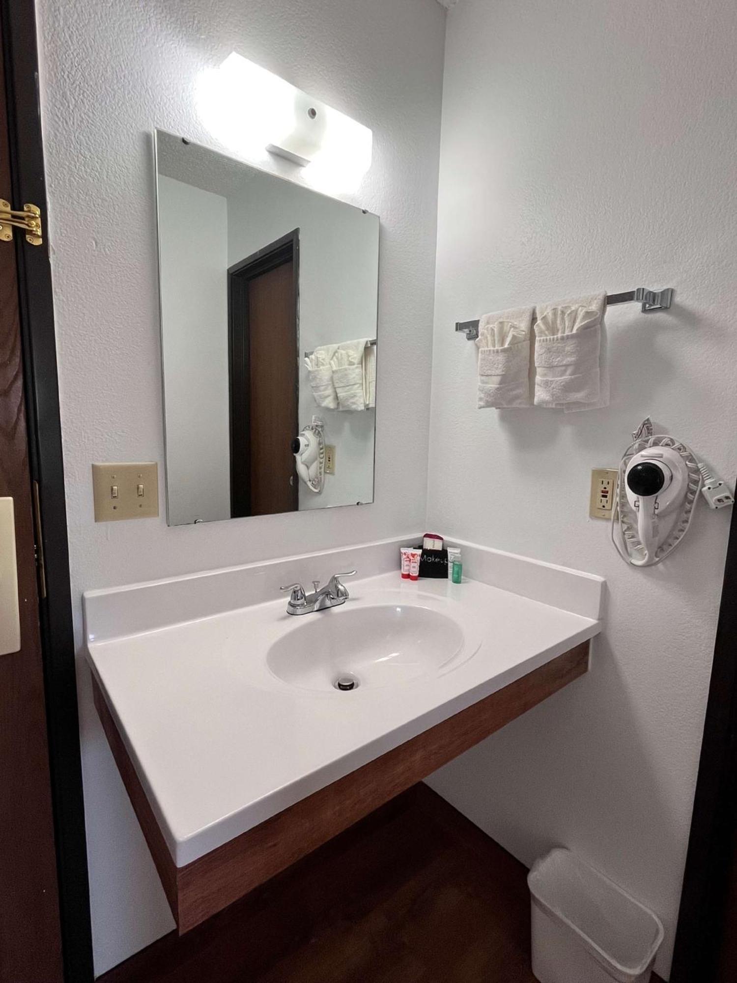 Surestay By Best Western Glendive Yellowstone River Exterior photo